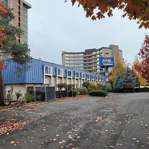 District By Oyo Convention Center Portland